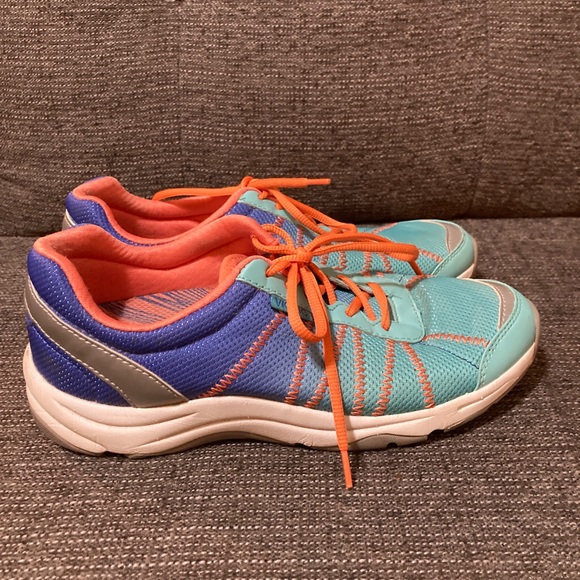 Vionic Alliance walking sneaker. Size 6.5. - Picture 4 of 7